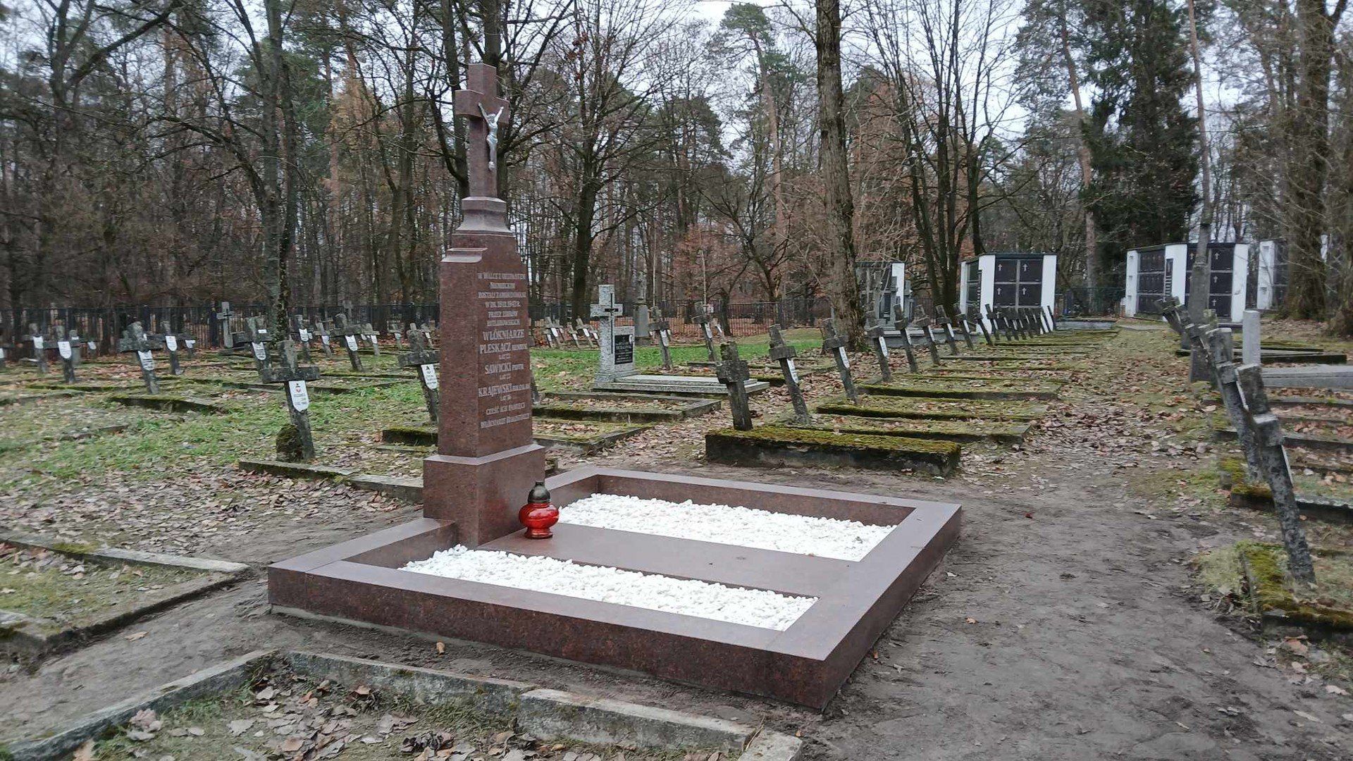 Odnowiony nagrobek włókniarzy na cmentarzu w Zwierzyńcu