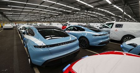 Tysiące luksusowych Porsche w kenijskich magazynach. Oto skutek wojny