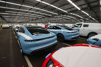 Tysiące luksusowych Porsche w kenijskich magazynach. Oto skutek wojny