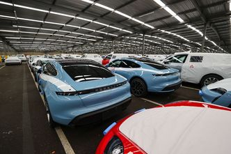 Tysiące luksusowych Porsche w kenijskich magazynach. Oto skutek wojny