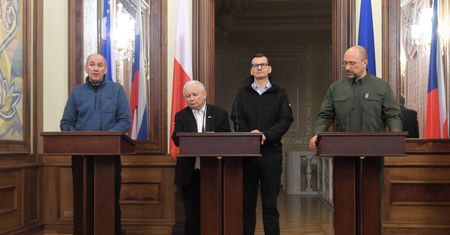 Morawiecki i Kaczyński z powrotem w Polsce. "Delegacje wróciły bezpiecznie"