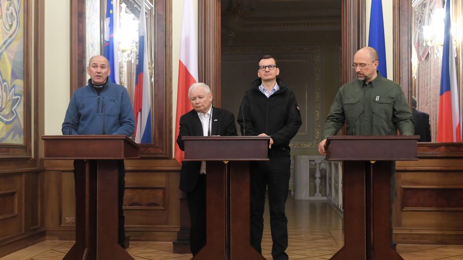 Mateusz Morawiecki, Janez Jansza, Denys Szmyhal, Jaros�aw Kaczy�skiKij�w, Ukraina, 16.03.2022. Premier RP Mateusz Morawiecki (3L), wicepremier RP Jaros�aw Kaczy�ski (2L), premier S�owenii Janez Jansza (L), premier Ukrainy Denys Szmyhal (P) wzi�li udzia� w konferencji prasowej po spotkaniu w Kijowie, 15 bm. Trwa inwazja Rosji na Ukrain�. (amb) PAP/Andrzej LangeAndrzej Langeagresja, atak, dyplomacja, inwazja, na Ukrain�, narada, polityk, polityka, premierzy, rozmowy, spotkanie, wizyta