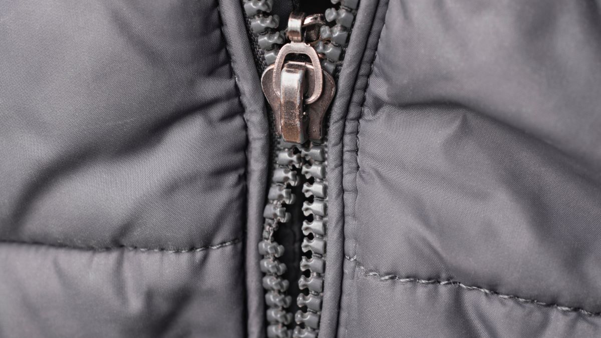 Zamek błyskawiczny w kurtce.