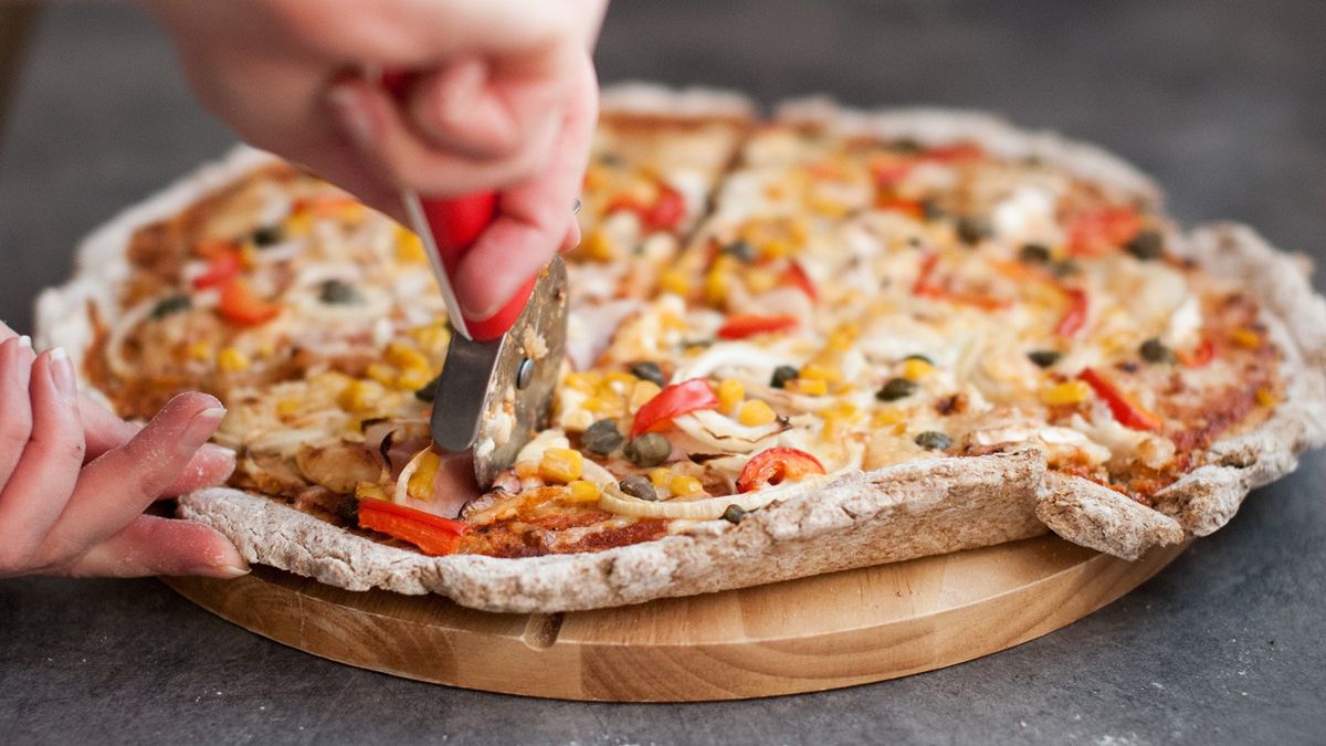 Pizza z resztkami świątecznego jedzenia.