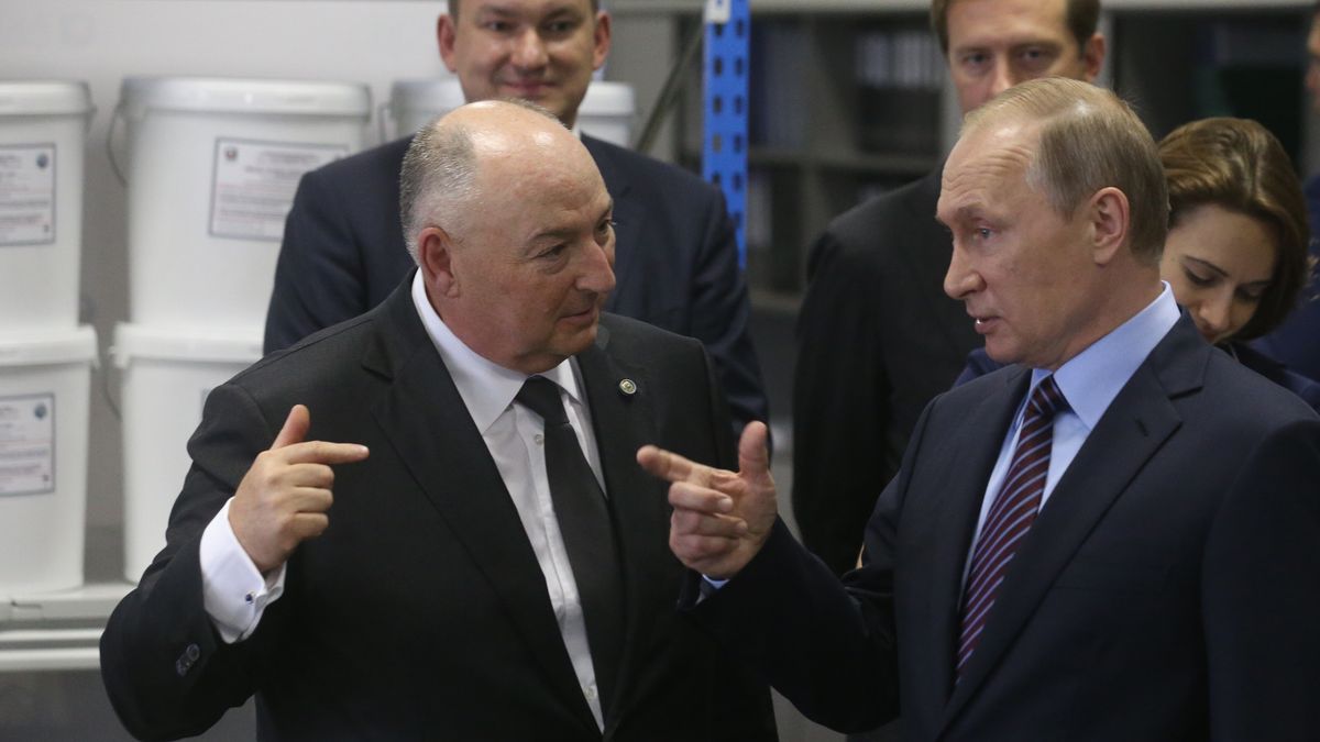 Od lewej: biznesmen, właściciel Acronu Wiaczesław Mosze Kantor oraz prezydent Rosji Władimir Putin