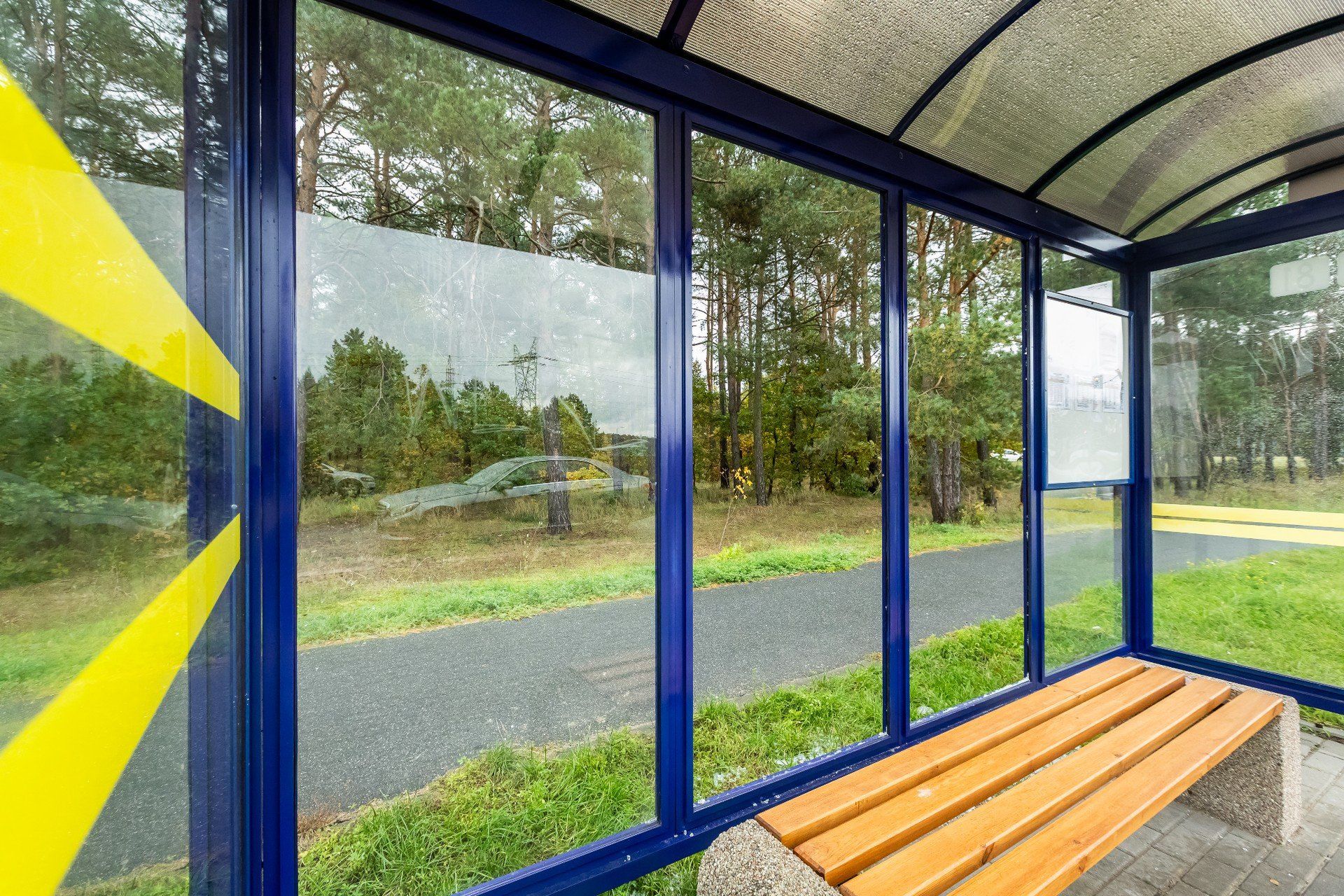 Zdemolowana wiata przystankowa w Fordonie.