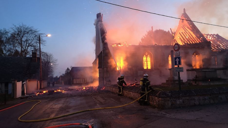 Pożar kościoła Saint-Aubin w Romilly-la-Puthenaye, w północnej Francji