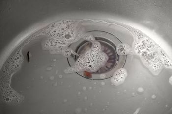 Wlej do odpływu. Hydraulik zdradza patent na zatkany zlew