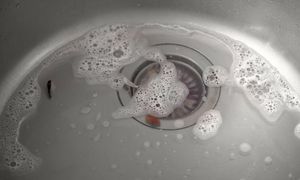 Wlej do odpływu. Hydraulik zdradza patent na zatkany zlew