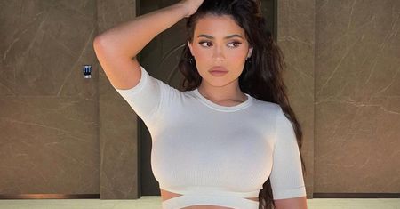 Kylie Jenner w osobliwej stylizacji. Różowo jej