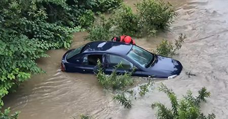Zostawił auto przy rzece. Oto skutki. Nagranie z Małopolski