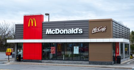 Broń w WC w McDonald's. Policjant ma problemy