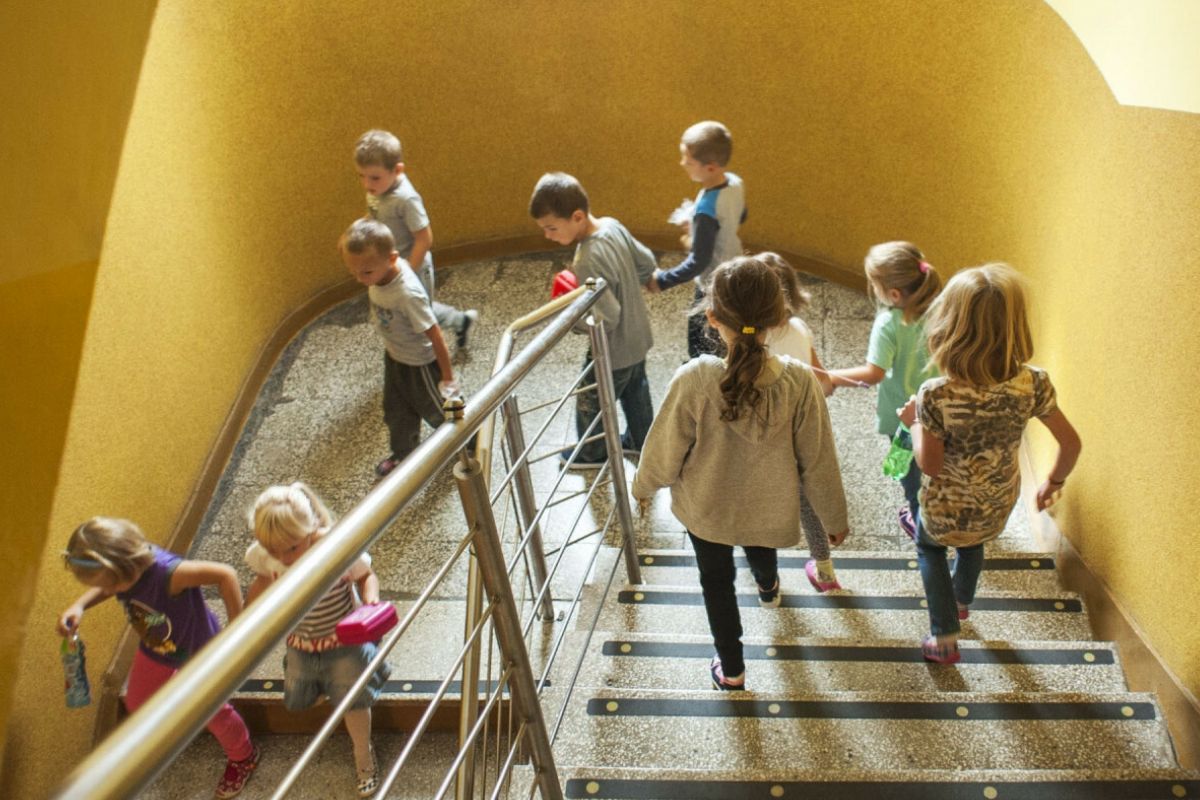 Ukraińskie dzieci w polskich szkołach. Czy placówki przyjmują je na własnych zasadach? 