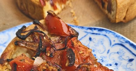 Grecy też mają swoją pizzę. W wersji z serem feta smakuje obłędnie