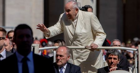 "Zatrzymajcie się". Papież Franciszek z apelem do rządów w sprawie wojny