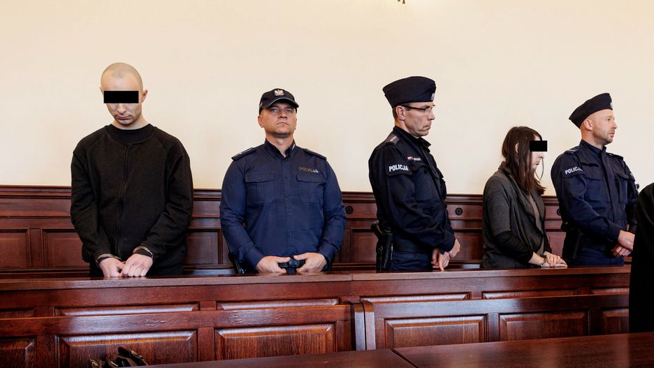 Oskarżeni Łukasz B. (L) i Lucyna K. (3P) na sali rozpraw Sądu Okręgowego w Świdnicy, 9 