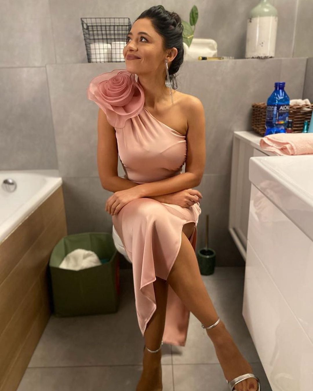 Adriana Kalska w eleganckiej stylizacji za kulisami serialu "M jak miłość"