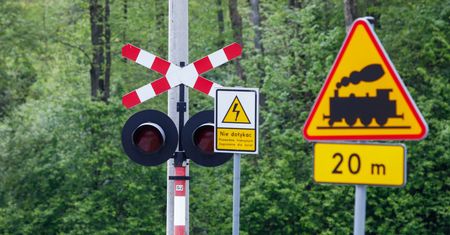 Zderzenie na przejeździe kolejowym. Ewakuowano pasażerów