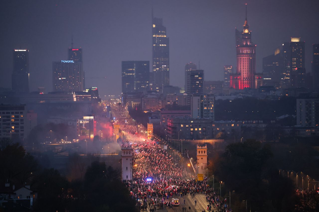 Uczestnicy Marszu Niepodległości na Moście Poniatowskiego w Warszawie