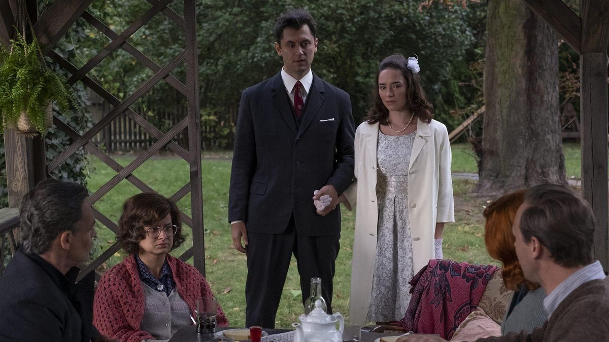 Sonia Mietielica Bart�omiej Kotschedoff Barbara WypychWarszawa, 26.09.2020. Odcinek 30 serialu obyczajowego Stulecie Winnych, w re�yserii Piotra Trzaskalskiego. Nz aktorzy Sonia Mietielica, Bart�omiej Kotschedoff, Barbara Wypych(awol) TVP/PAP/Damian HornetDamian Hornetaktor, aktorka, kultura, serial telewizyjny, sezon III, Sonia Mietielica Bart�omiej Kotschedoff Barbara Wypych, TVP1