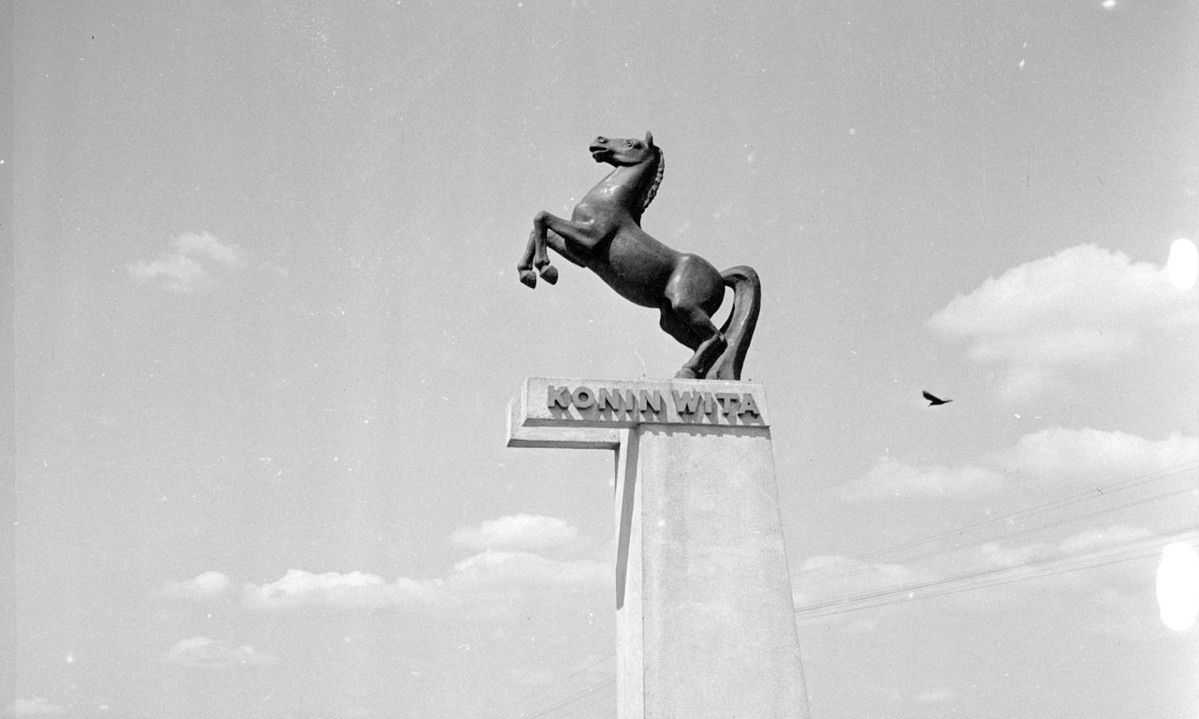 Konin: Od pół wieku na granicy wita przyjezdnych koń gotowy do skoku