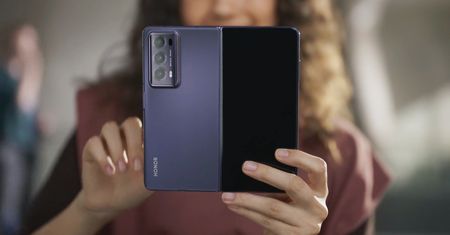 Rekordzista wśród składanych smartfonów zmierza do Europy. Padła data premiery