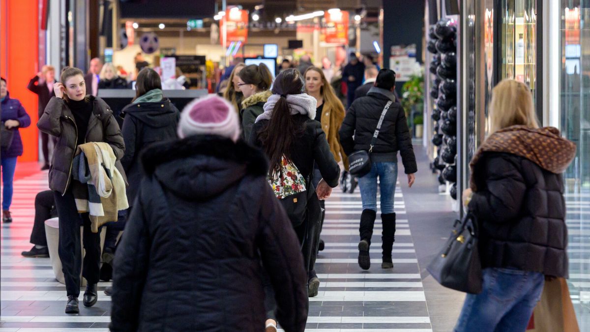 Sklepy często sztucznie zawyżają ceny, by w Black Friday pozornie je obniżyć. Koniec takich praktyk ma jednak nadejść wraz ze wdrożeniem Dyrektywy Omnibus