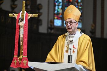 "Wojna goni wojnę". Abp Galbas nawołuje do zgody