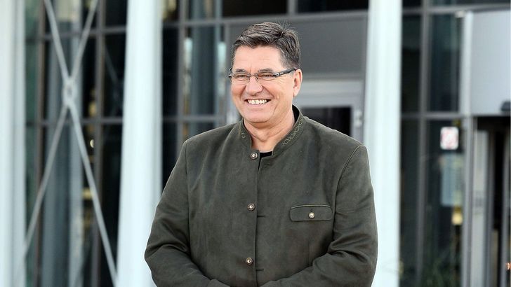 Willa, jacht. Sławomir Świerzyński ŻYJE JAK KRÓL. Wszystko dzięki disco polo