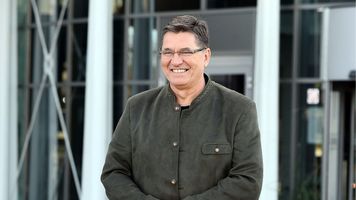 Willa, jacht. Sławomir Świerzyński ŻYJE JAK KRÓL. Wszystko dzięki disco polo