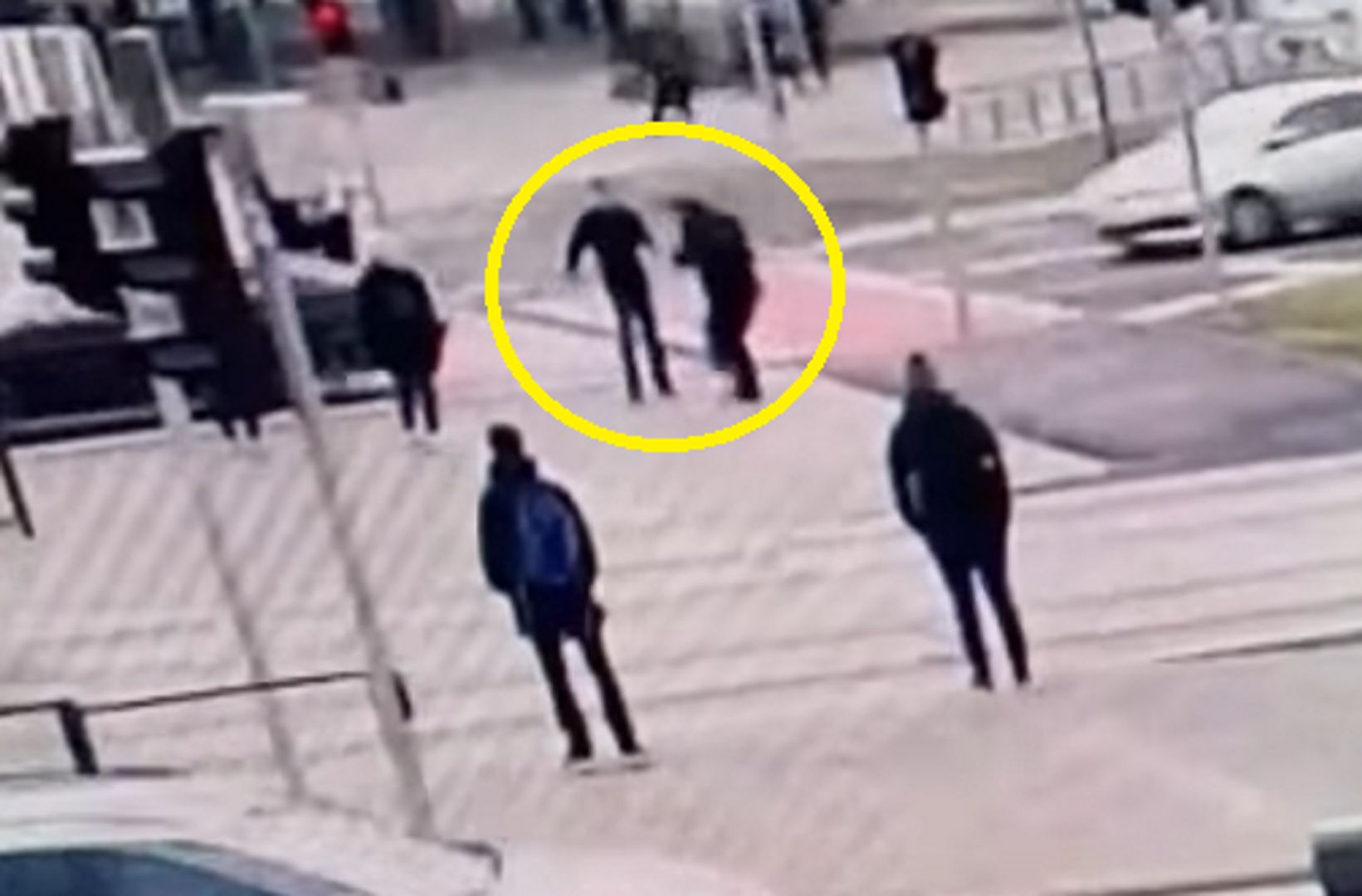 Nożownik zaatakował przechodnia. Przerażające wideo z Poznania