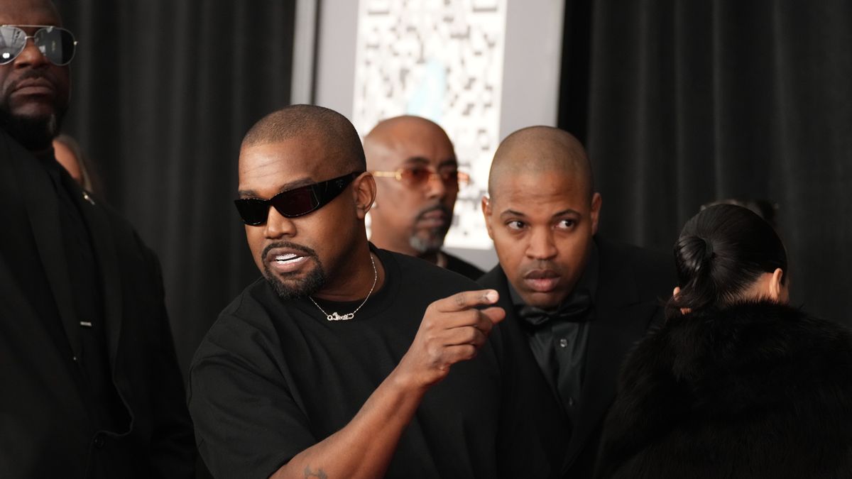 LOS ANGELES, CALIFORNIA - FEBRUARY 02: (FOR EDITORIAL USE ONLY) Kanye West (C) attends the 67th GRAMMY Awards at Crypto.com Arena on February 02, 2025 in Los Angeles, California. (Photo by Jeff Kravitz/FilmMagic)