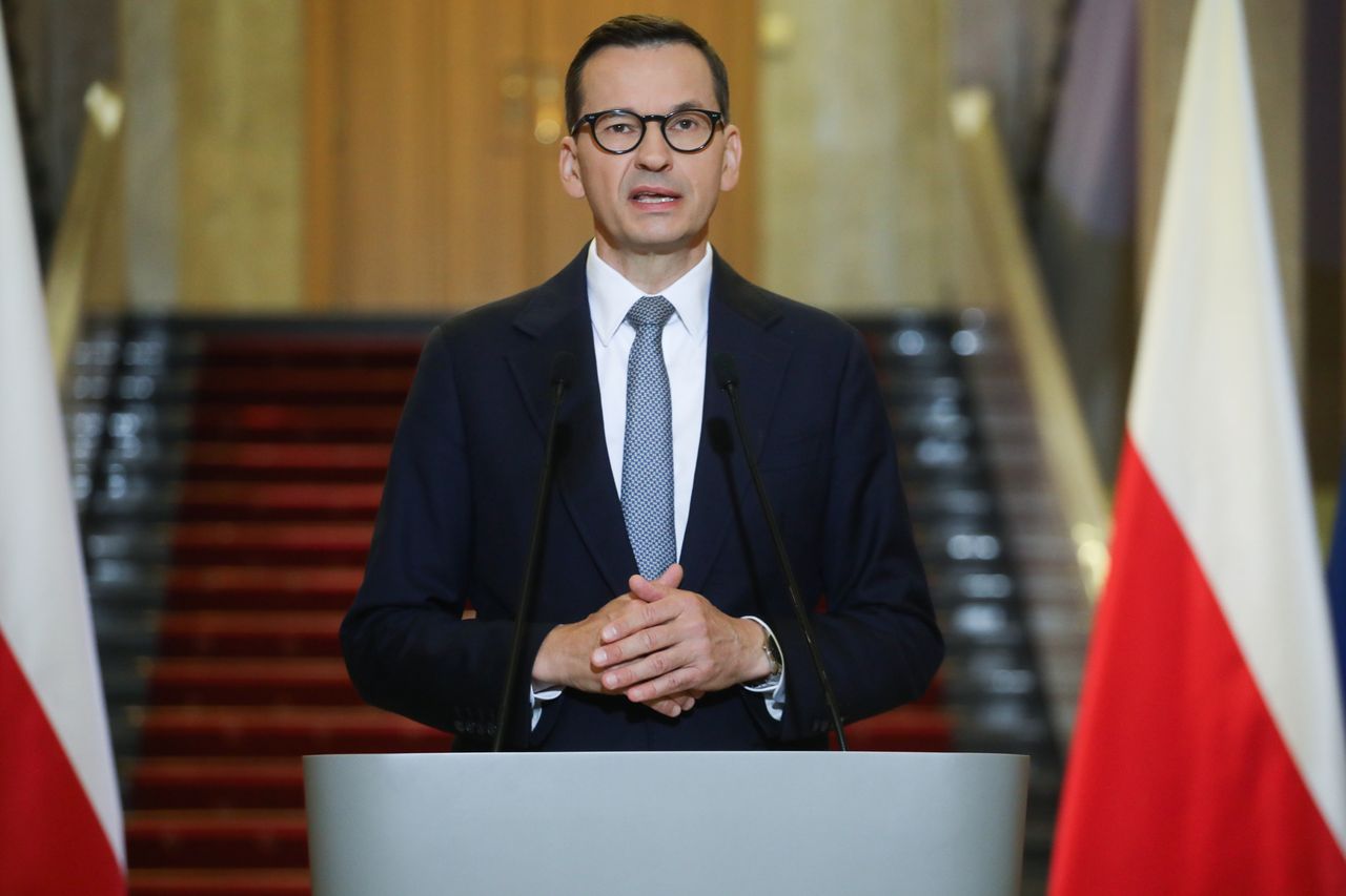 Morawiecki pozujący na heroicznego obrońcę polskich granic przekracza granice żenady [OPINIA]