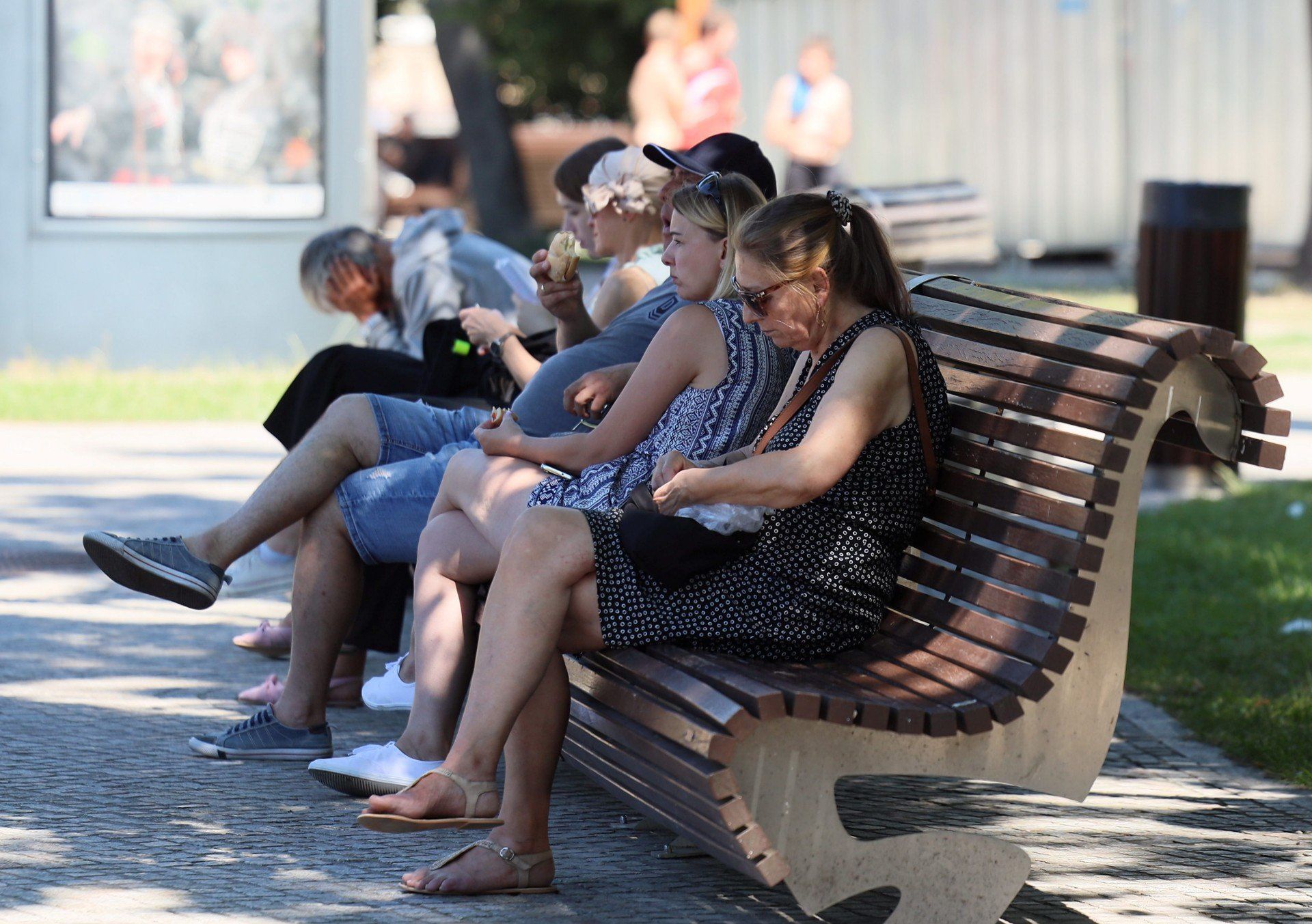 Czwartek to najgorętszy dzień w tym tygodniu. zobacz zdjęcia jak mieszkańcy radzą sobie z upałem