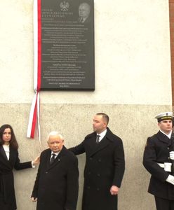 Kaczyński o zamachu. Na tablicy umieszczono inną informację