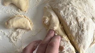 Dlaczego ciasto na pierogi się kurczy? Pamiętaj o tym przed wałkowaniem, a przestanie