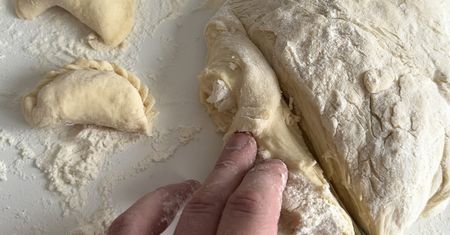 Dlaczego ciasto na pierogi się kurczy? Pamiętaj o tym przed wałkowaniem, a przestanie