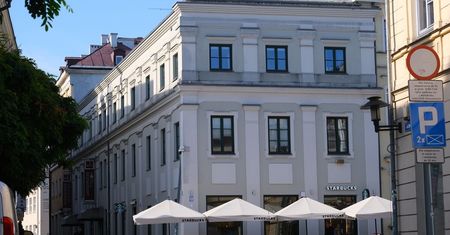 Zabytkowa kamienica przy deptaku idzie pod młotek. Działa w niej hotel, cukiernia i kawiarnia Starbucks