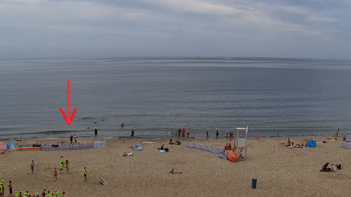 Parawany pojawiają się na plaży niezależnie od pogody