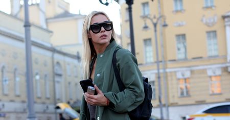 Trendy na jesień 2020. Sukienki i płaszcze w hiszpańskiej sieciówce od 19,90 zł