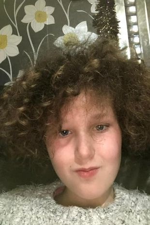 Rodzice wspominają, że Carly była wesołym dzieckiem z burzą loków