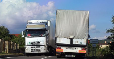 Samochód został zmiażdżony mimo zderzaka. Fizyki nie da się oszukać