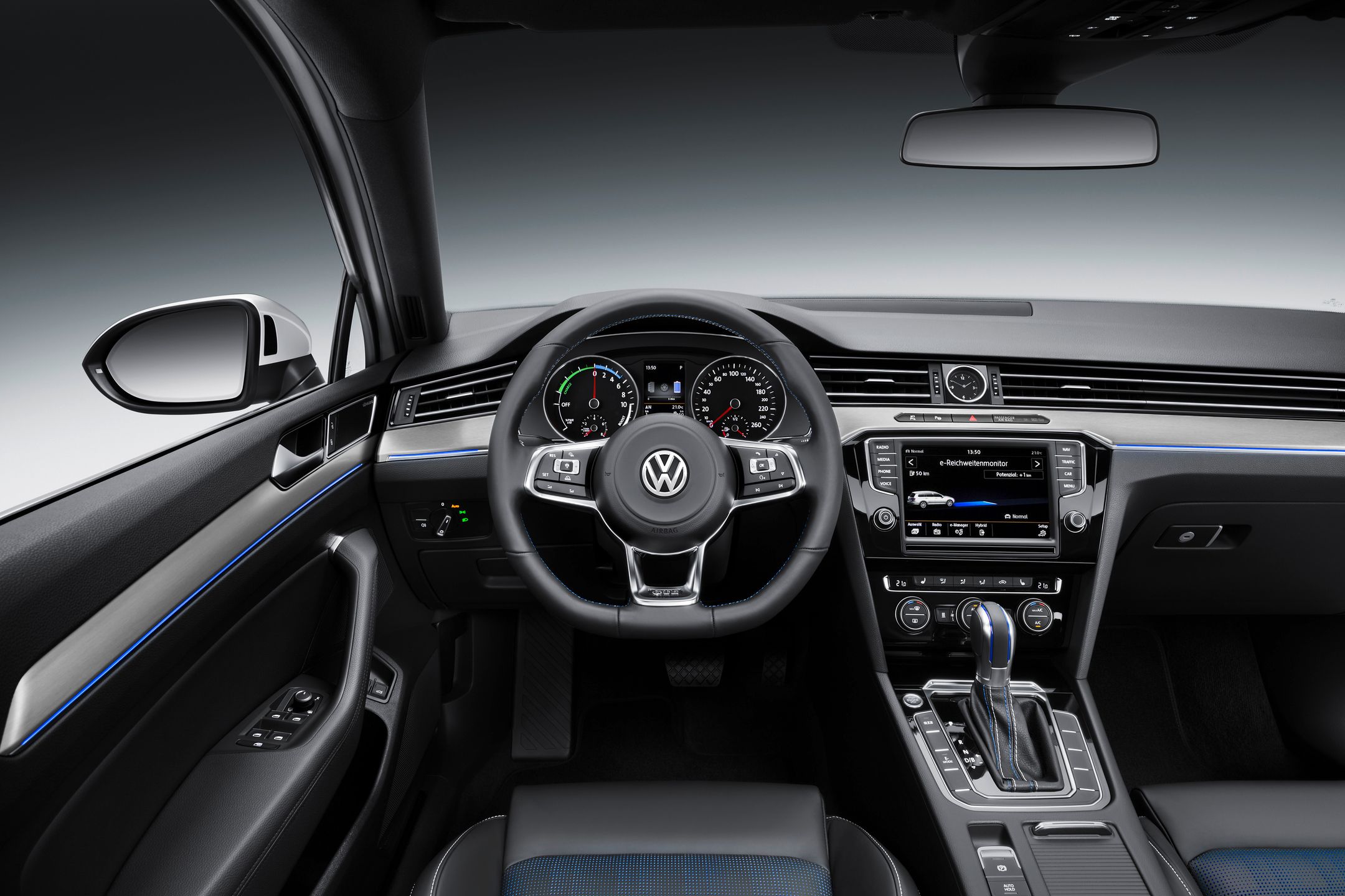 Wnętrze Volkswagena Passata GTE wyróżnia się bogatym standardem wyposażenia oraz niebieskimi dodatkami