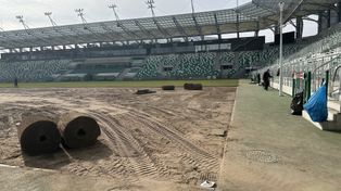 Radom: Kończy się układanie murawy na stadionie