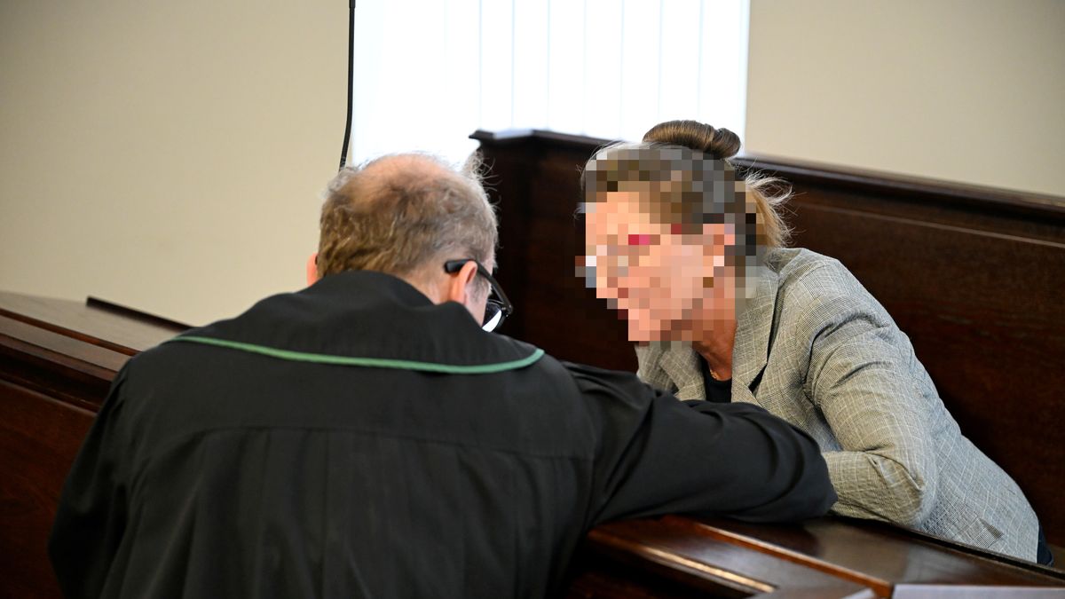 Szczecinek, 22.04.2025. Oskarżona Ewa B. (P) i mec. Filip Sztukiel (L) na sali rozpraw Sądu Rejonowego w Szczecinku, 22 bm. Rozpoczął się proces pielęgniarki oskarżonej o szczepienie dzieci nieznanym preparatem. Kobieta miała podać preparat, który przedstawiała jako nierefundowaną szczepionkę przeciwko kilku chorobom, ok. 40 dzieciom. Postępowanie obejmuje lata od 2016 do 2019. Sprawa wyszła na jaw po tym, jak jedna z matek zorientowała się, że koszt szczepienia u pielęgniarki jest niższy, niż cena tego preparatu w aptece, a następnie dowiedziała się od producenta, że wpisany w ksiażeczce szczepień numer serii jest nieprawidłowy. (sko) PAP/Piotr Kowala*** UWAGA!!! ZAKAZ PUBLIKACJI WIZERUNKU I DANYCH OSOBOWYCH OSKARŻONEJ! ***