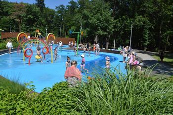 Wodny park zabaw w Stalowej Woli oblegany w upalną środę 2 lipca. Mgiełki wodne, strumień i sikawki chłodzą dzieci i dorosłych