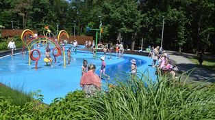 Wodny park zabaw w Stalowej Woli oblegany w upalną środę 2 lipca. Mgiełki wodne, strumień i sikawki chłodzą dzieci i dorosłych