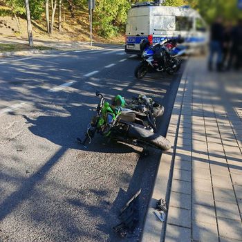 Zderzenie motocyklisty z osobówką na ul. Mostowej w Płocku. Są utrudnienia w ruchu!