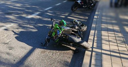 Zderzenie motocyklisty z osobówką na ul. Mostowej w Płocku