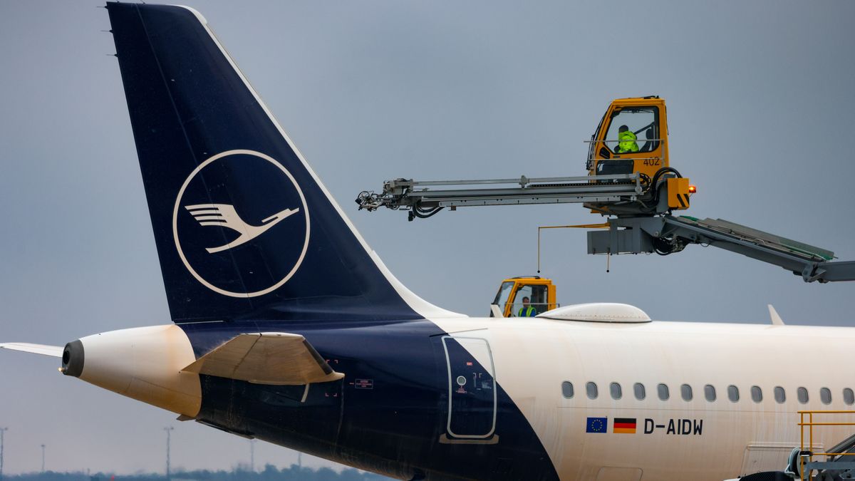 A passenger aircraft, operated by Deutsche Lufthansa AG, in the de-icing area on the tarmace at Frankfurt Airport in Frankfurt, Germany, on Friday, Jan. 30, 2026. Forecast models show a sharply divided continent, with unusually cold conditions in the north and east and warmer temperatures in the south and west over the next two weeks. Photographer: Alex Kraus/Bloomberg via Getty Images